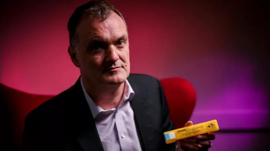 El director ejecutivo del Instituto Penington, John Ryan, con un aplicador de naloxona