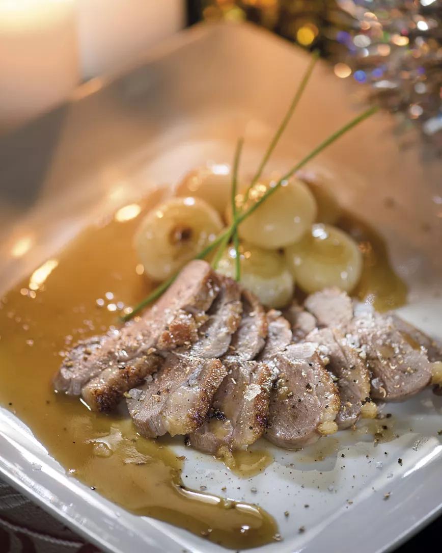 Magret de pato con cebollitas