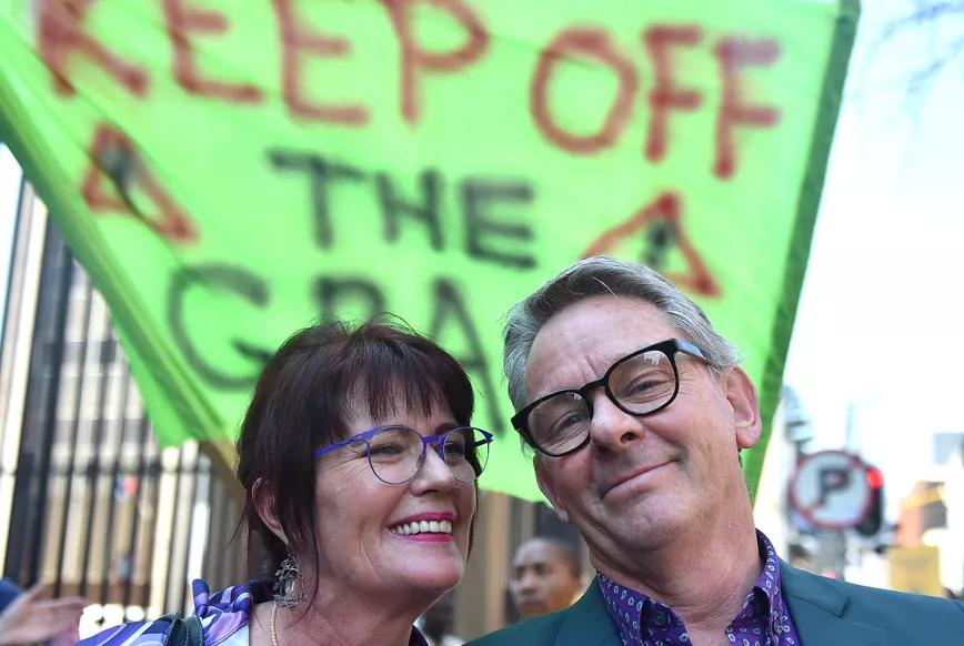 Activista Julian Stobbs (“pareja Dagga”) asesinado en un robo