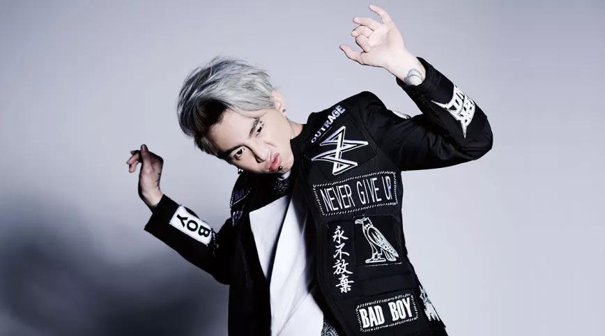 Multa a cantante por propagar el bulo de que la marihuana cura la COVID