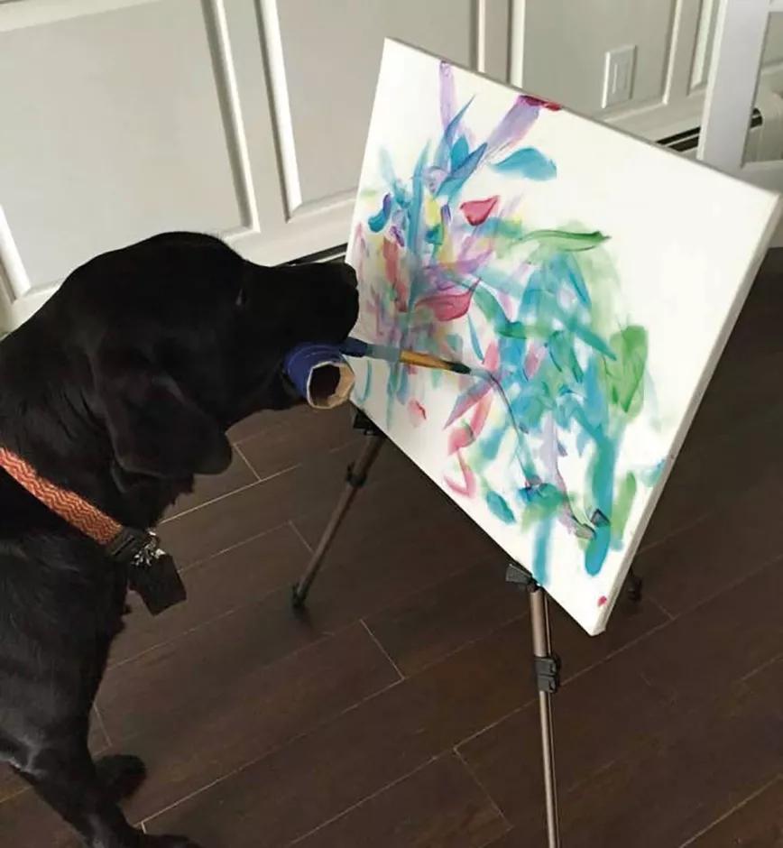 Perro pintando un cuadro