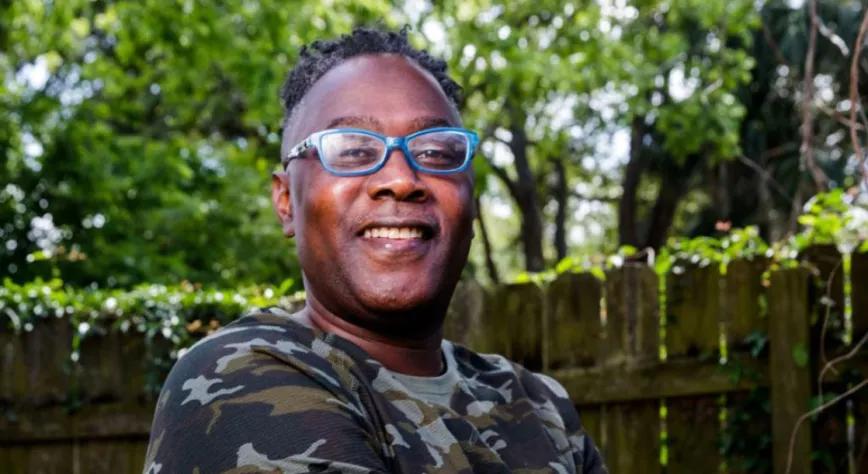 Derek Harris, el veterano que fue sentencia a cadena perpetua por 30 dólares de maría sale de la cárcel