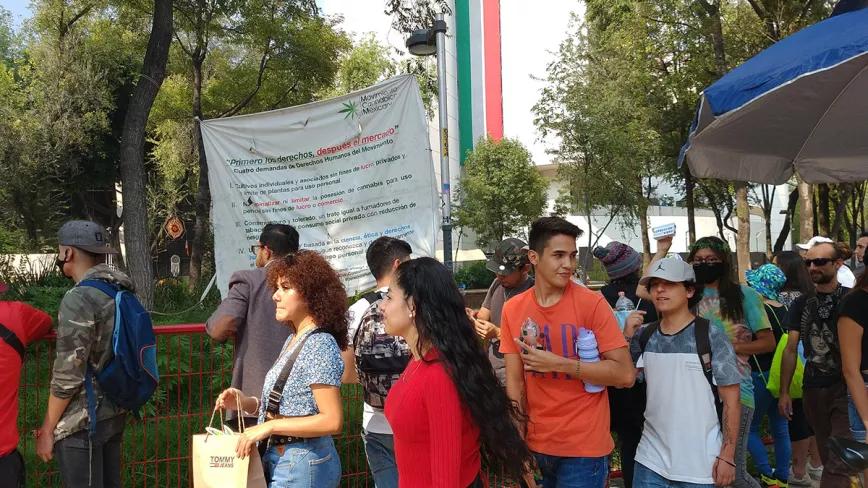 Fumada a las puertas del Senado de México