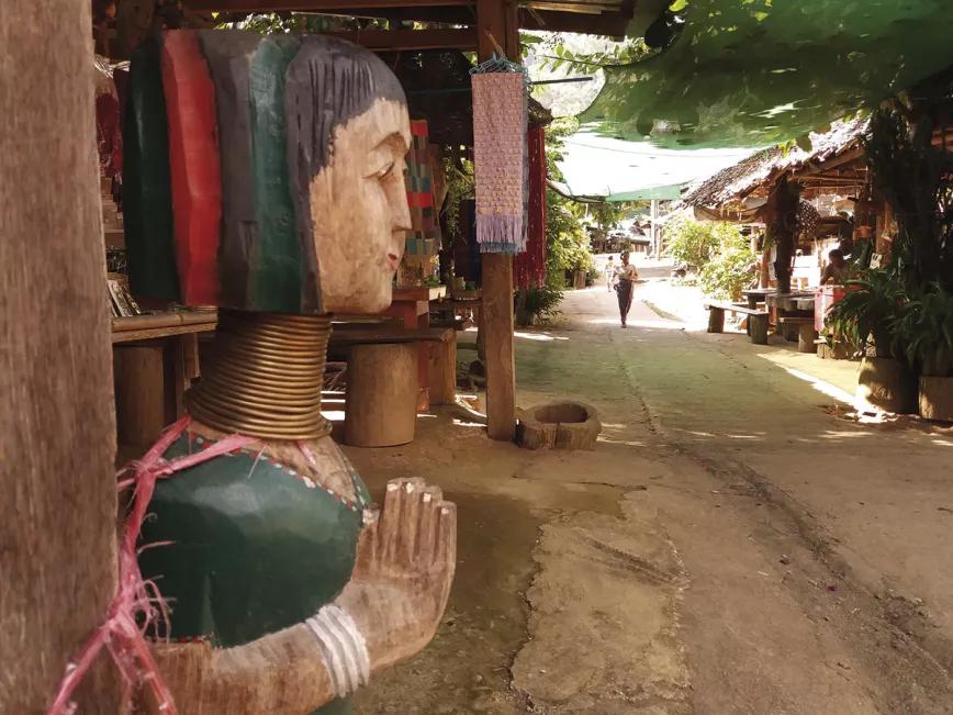 Calle principal de Huay Pu Keng