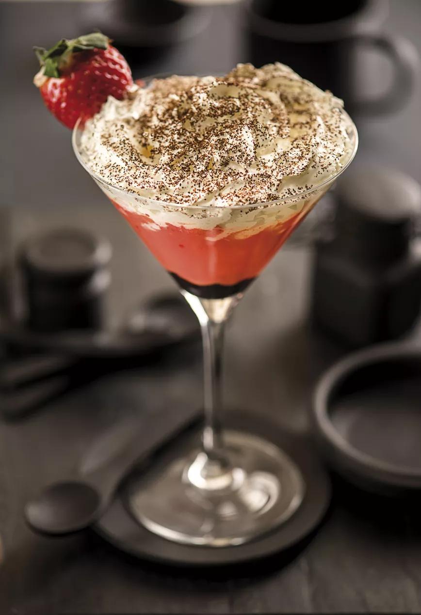 Sopa fría de fresas y arbequina con Eleven Roses y capuchino 