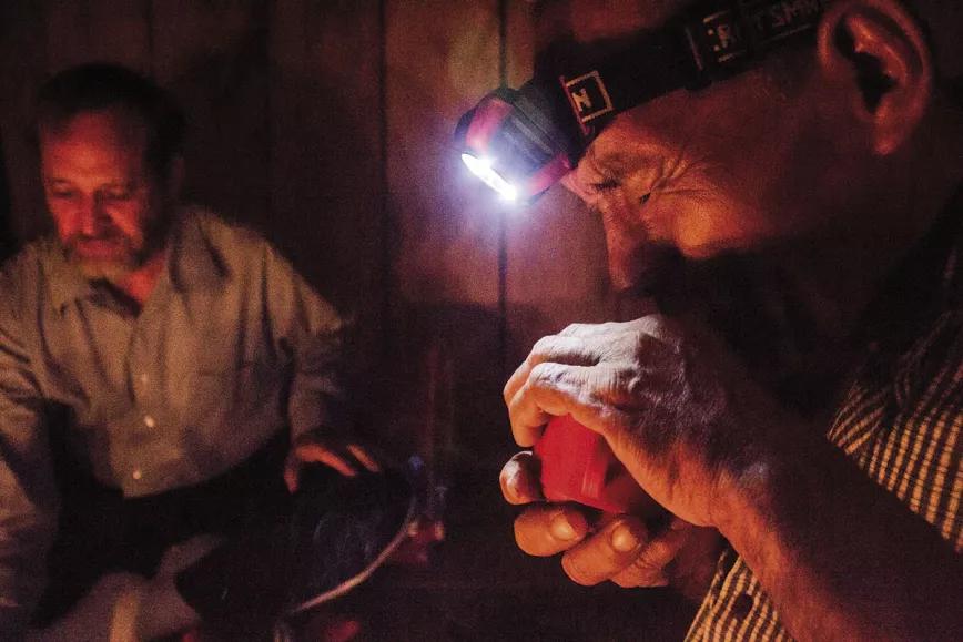 Randal tomando ayahuasca