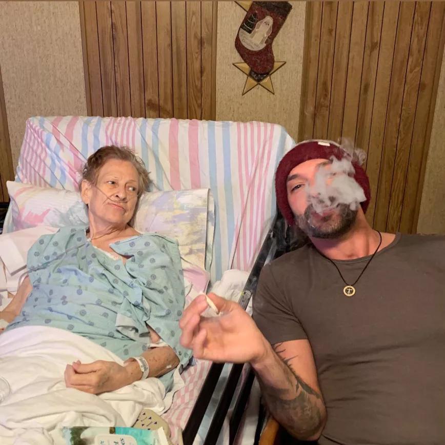 Un porro frente a la muerte, abuela y nieto comparten un último canuto