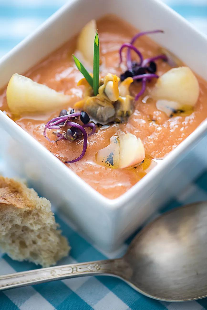 Salmorejo de albaricoques, berberechos y aceite de vainilla con Auto Amnesia