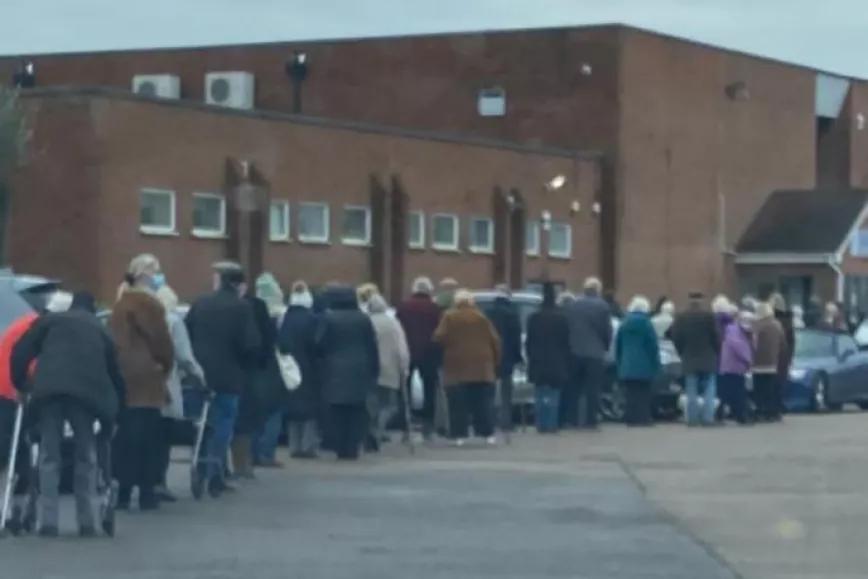 La policía acude a un aviso de rave ilegal y encuentra una cola de ancianos esperando la vacuna