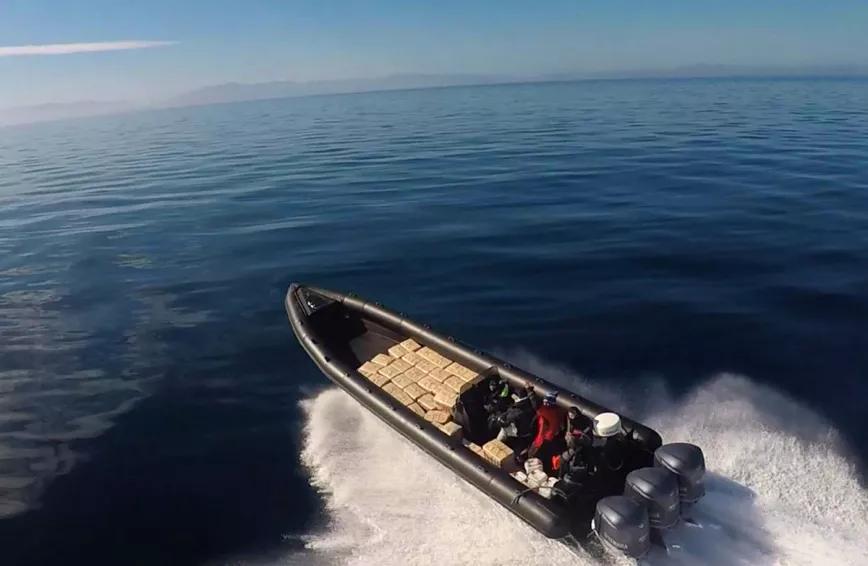 El conductor de una narcolancha muere en una persecución por el Estrecho 