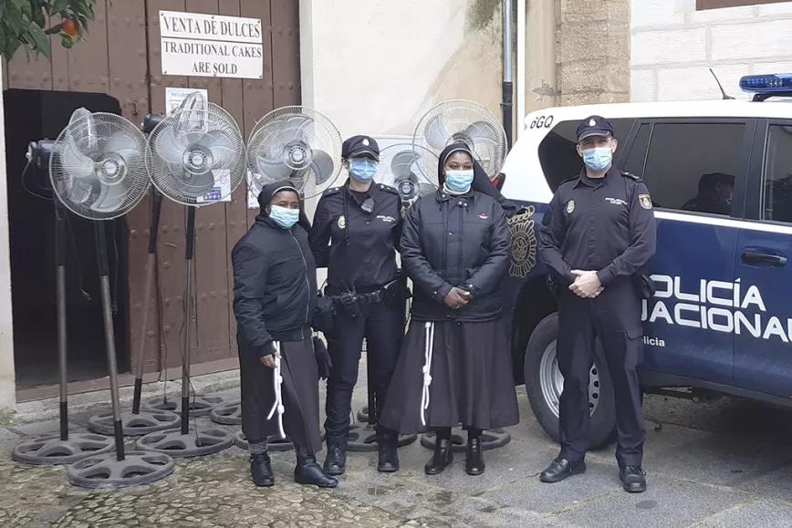 La Policía de Antequera reparte utensilios de cultivo decomisados para aprovecharlos 
