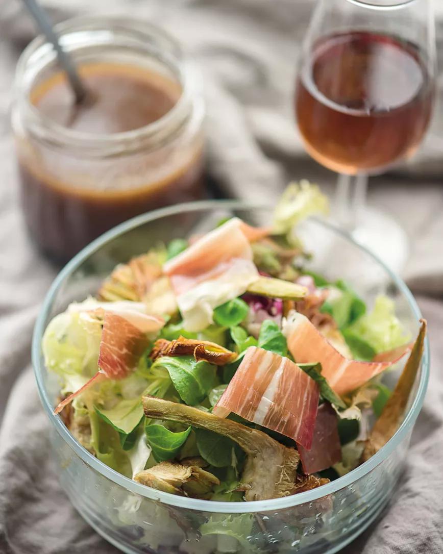 Brotes tiernos con alcachofas crujientes, jamón ibérico y aliño cannábico de moscatel y Cherry AK 