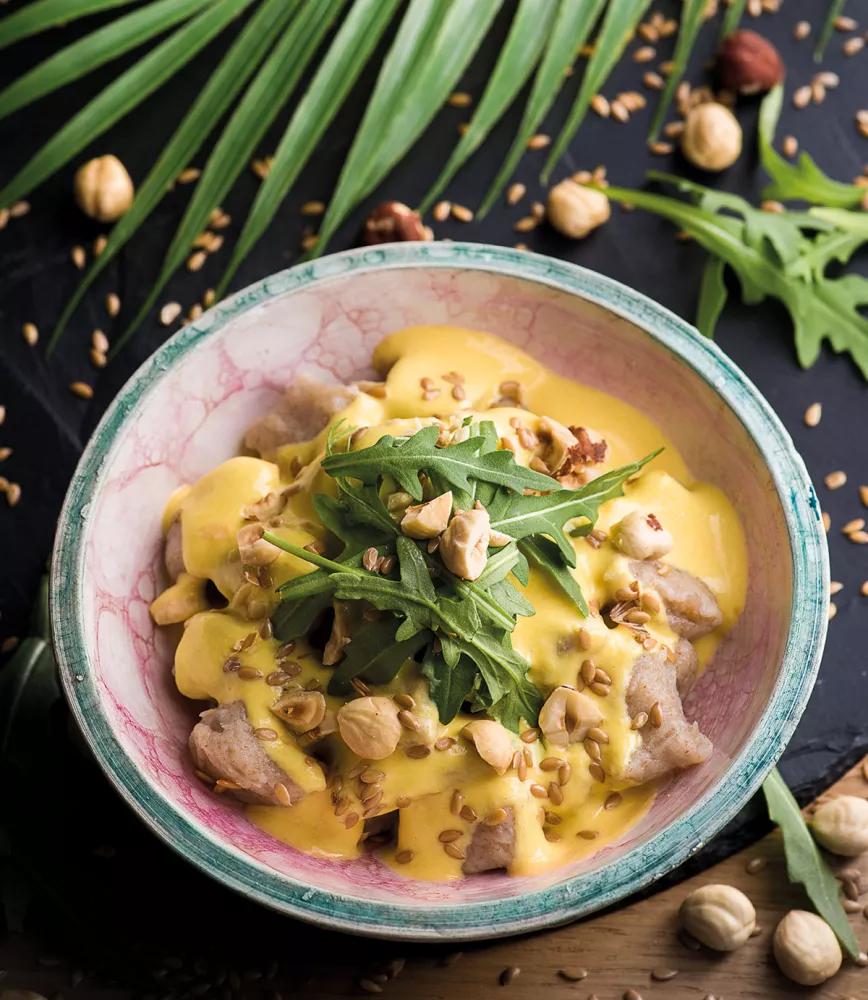 Ñoquis de yuca con cannasalsa huancaína, rúcula y avellanas 