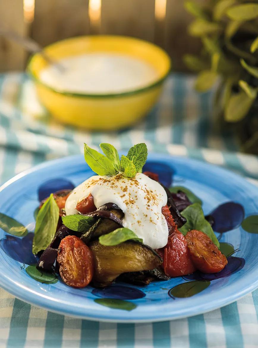 Caponata a la griega con salsa de yogur, pesto de nueces y Yogui Kush 
