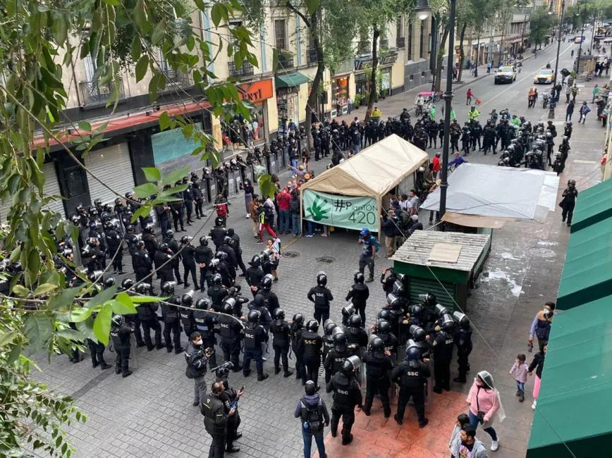 La policía mexicana frena a manifestantes del cannabis que querían llegar a la Suprema Corte