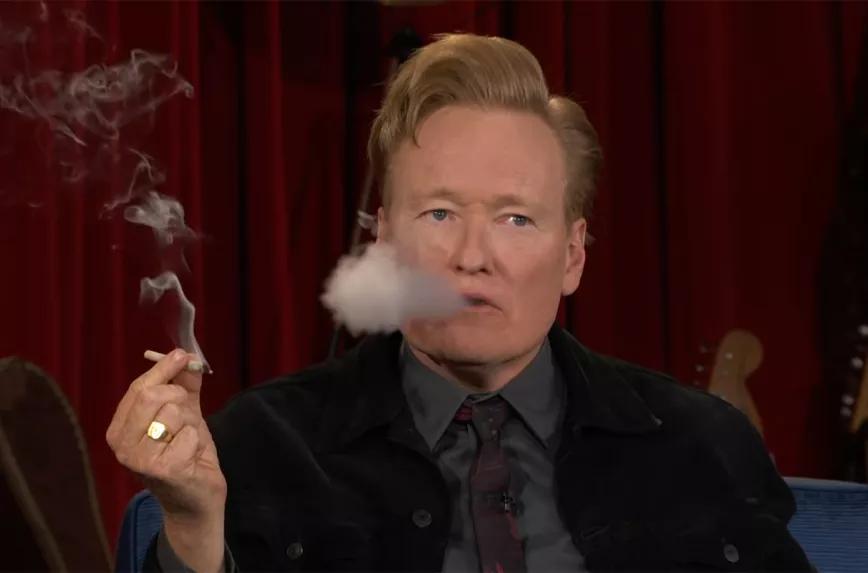 El presentador Conan O'Brien fumó marihuana en su show televisivo por invitación de Seth Rogen