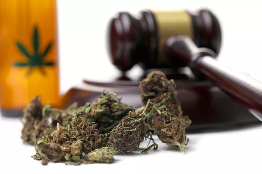 Un juez absuelve al propietario de una tienda de CBD y le devuelve todo lo decomisado