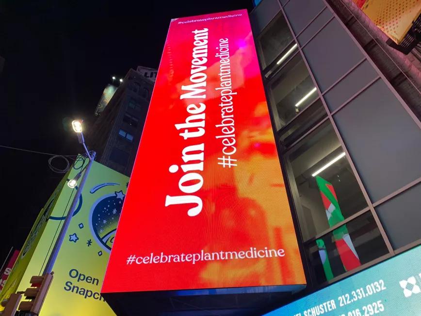 Los psicodélicos llegan a las pantallas de Times Square