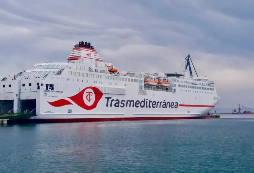 El reventón de un paquete de hachís en el intestino de un pasajero obliga a acelerar un ferry en el Estrecho