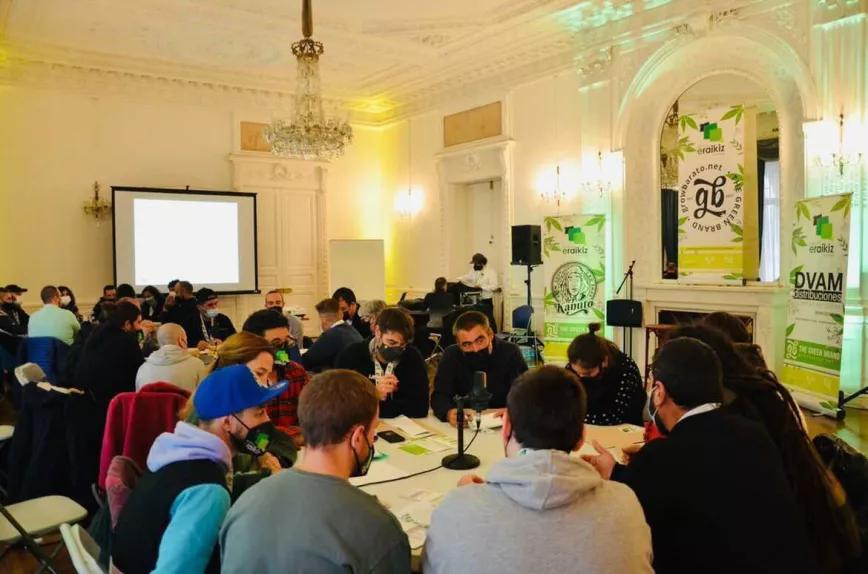Los clubs cannábicos vascos se reúnen para debatir sobre la futura regulación autonómica