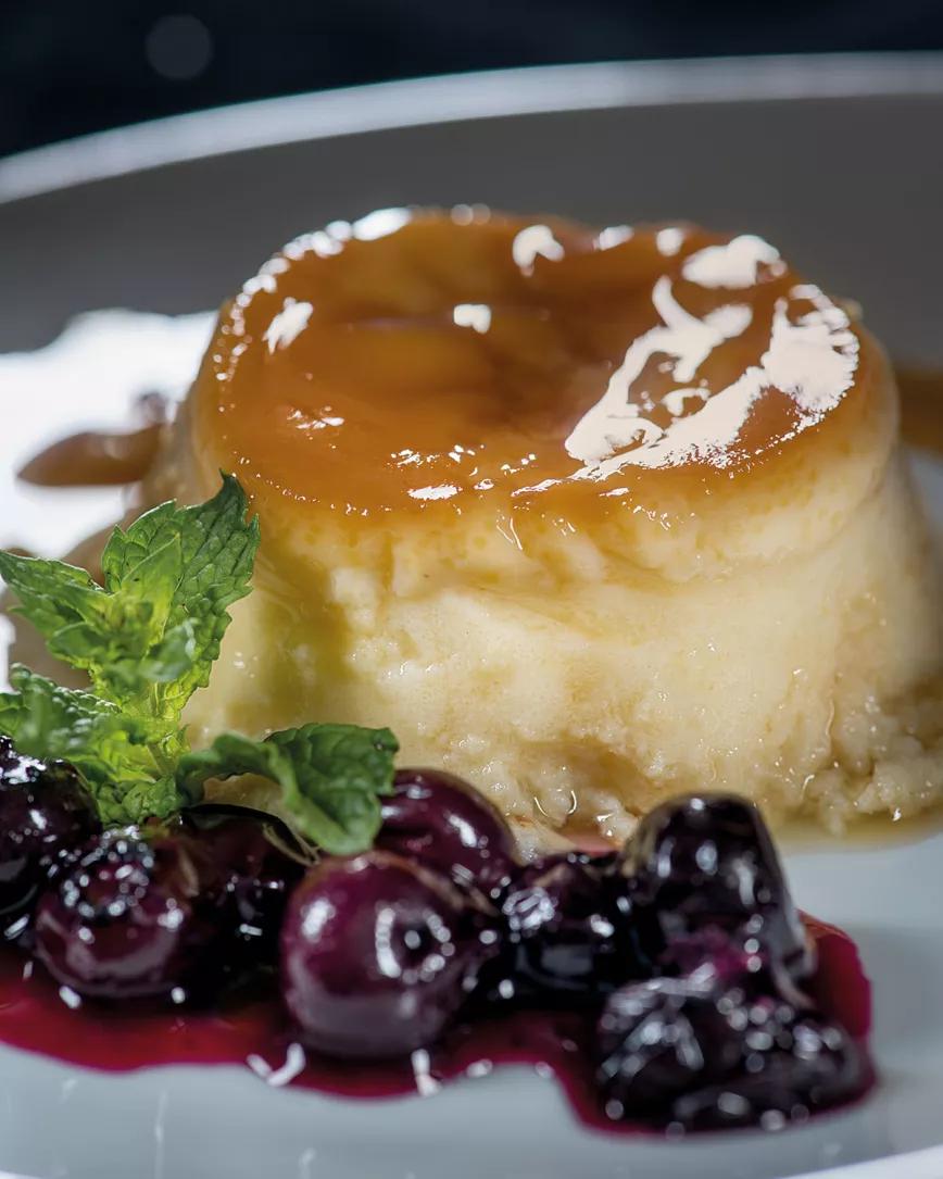 Flan de requesón y BCN Critical XXL con arándanos salteados 