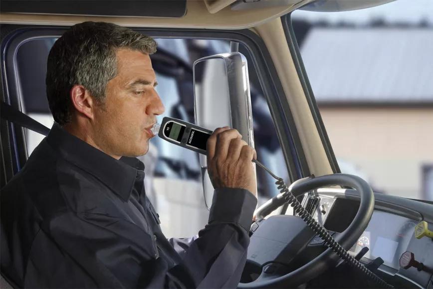 El alcoholímetro de arranque se implantará en 2022 para los conductores profesionales 