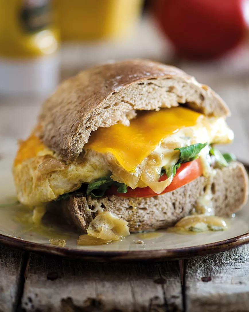 Bocadillo de tortilla de beicon con cheddar y salsa bearnesa con mostaza y Kickass Auto