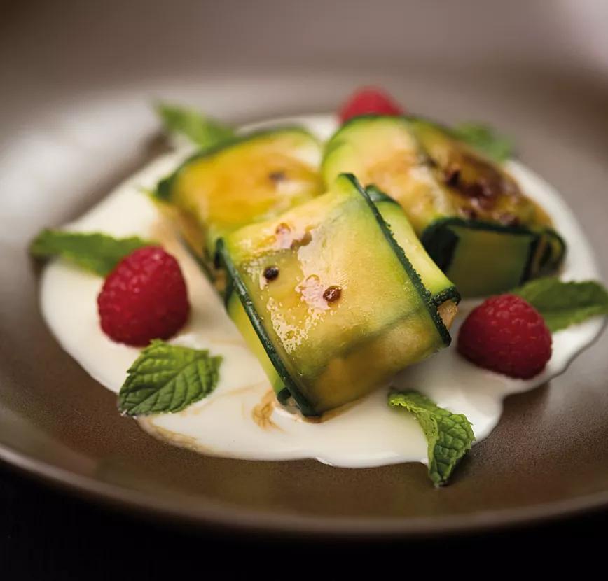 Raviolis de calabacín y plátano asado Kickass Auto con salsa de chocolate blanco