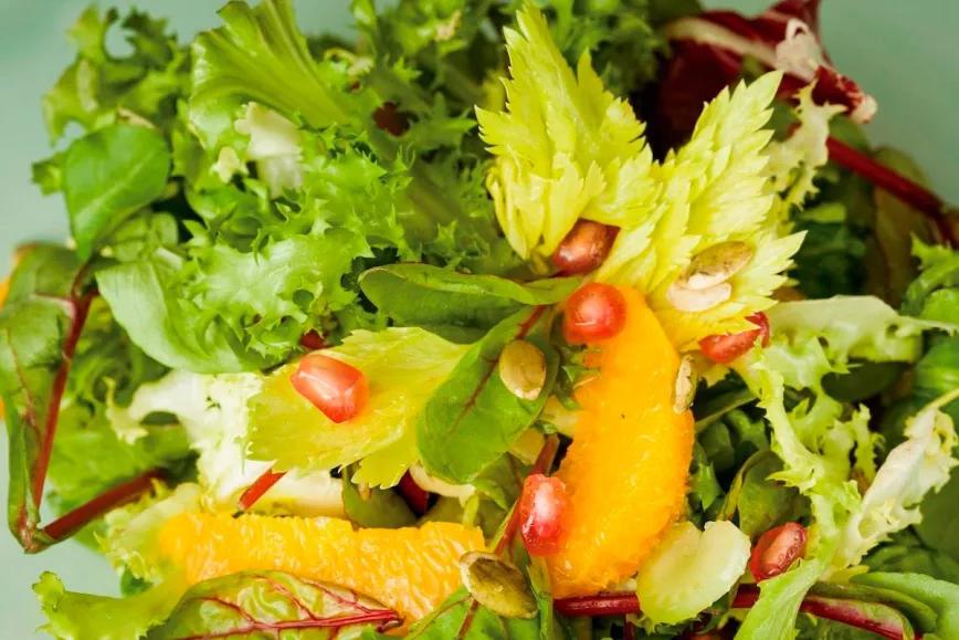 Ensalada ‘detox’ con hojas tiernas, granada, pipas de calabaza y Llimonet Haze CBD