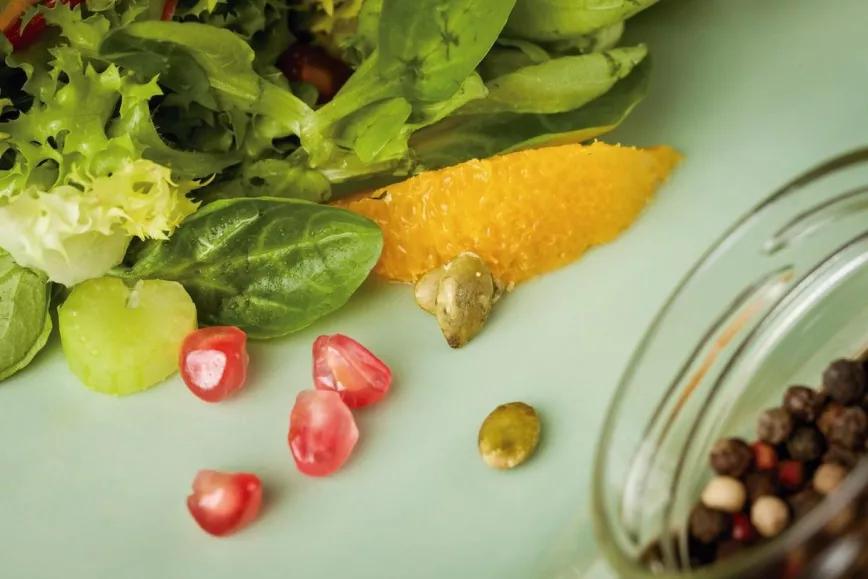 Estos días de excesos navideños y resacas acumuladas nos están pidiendo un poco de limpieza interior. Por eso vamos a preparar una rica, nutritiva y sencilla ensalada de invierno con un estimulante y llevadero toque cannábico, rico en CBD, para ir aterrizando sin sobresaltos en este 2017.