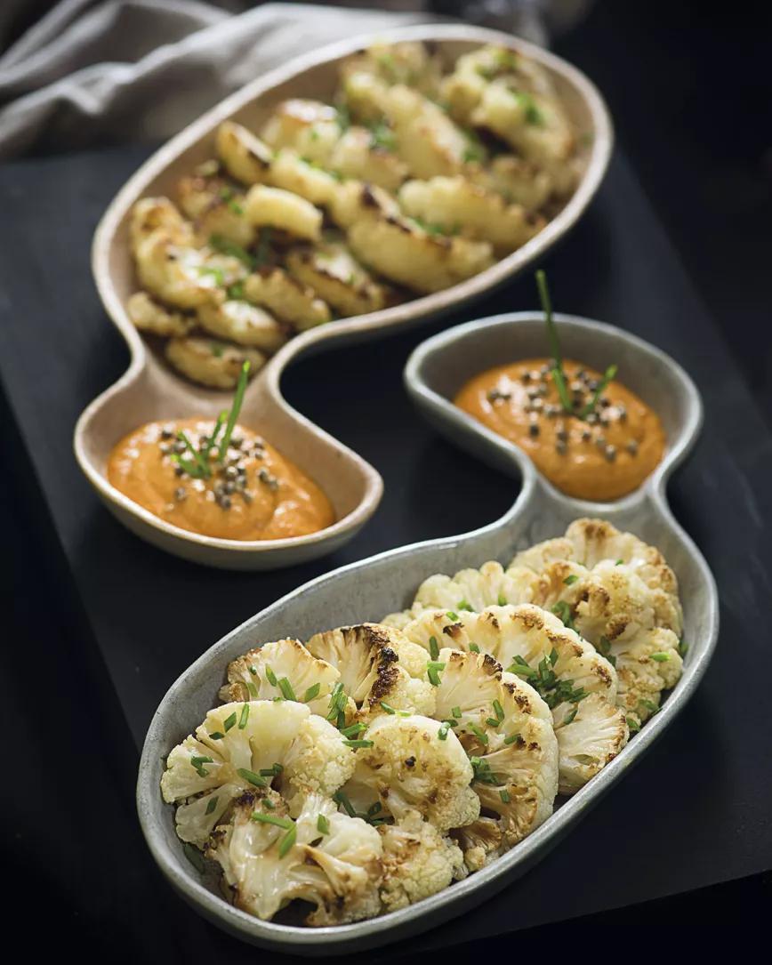 Coliflor asada con romesco de avellanas, cañamones y Colombian Jack