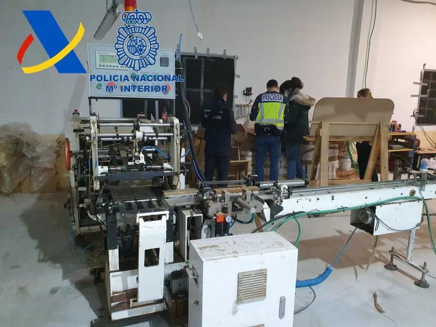 La policía desmantela una organización con cinco fábricas de tabaco ilegal en Andalucía 