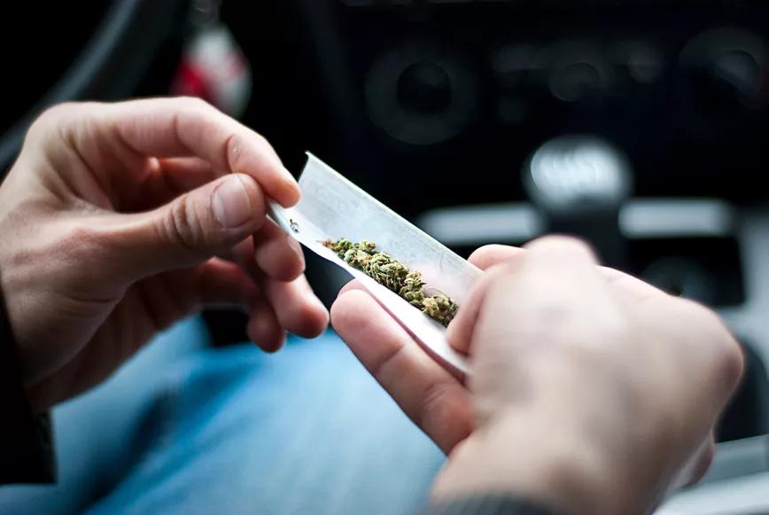 Llevar droga en el coche para uso personal no es sancionable, afirma un juez 
