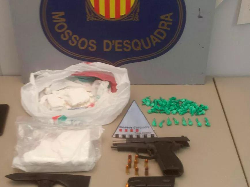 Droga y objetos "hallados" en el interior del vehículo.