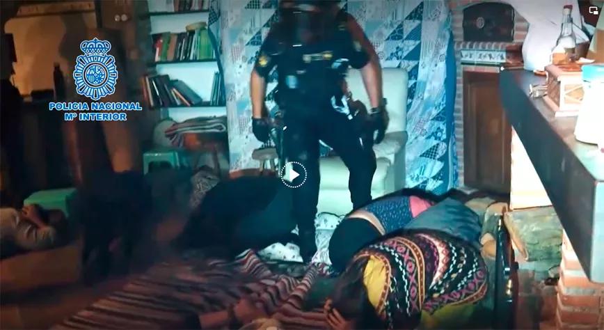 Así entró la policía en el retiro de meditación y plantas: el vídeo de una actuación desproporcionada