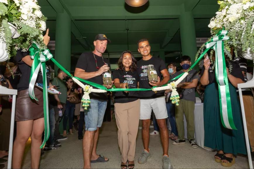 Shai Ramshai y el equipo de RQS celebran la apertura