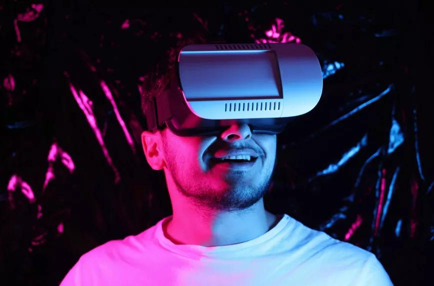 Entra en el metaverso de Facebook y solo consigue que le ofrezcan ‘tusi’