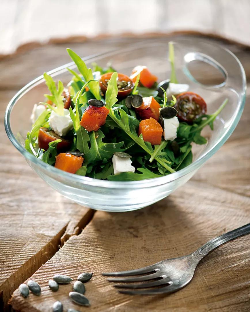 Ensalada templada de calabaza asada y queso de cabra con vinagreta mágica y frutos secos 