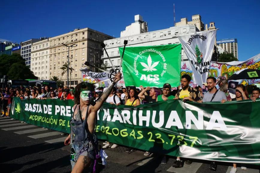 Miles de personas marchan en Buenos Aires por la legalización 
