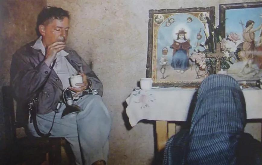 Gordon Wasson tomando los hongos en el reportaje de la revista Life (1957)