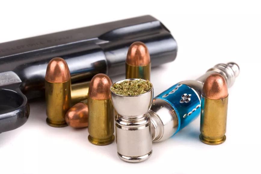Un juez de EE UU dicta que los usuarios de cannabis tienen derecho a usar armas 