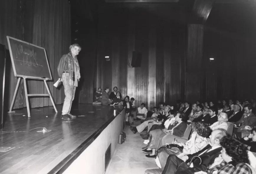 Agustín García Calvo en una de sus tertulias 