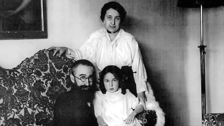 Valle-Inclán retratado con su mujer, Josefina Blanco, y su hija mayor, María de la Concepción.