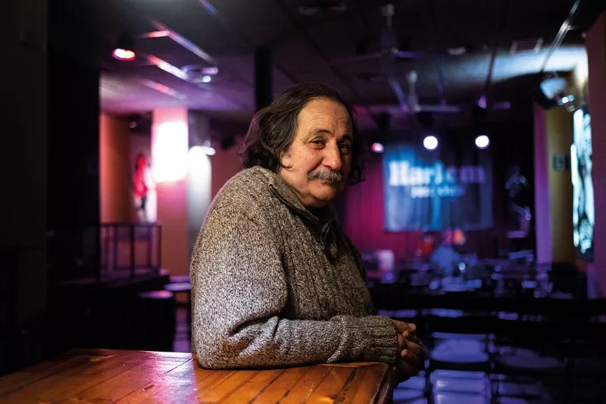 El “bodeguero” Daniel, acodado en la barra de la sala que tantas grandes noches ha proporcionado a la ciudad. 