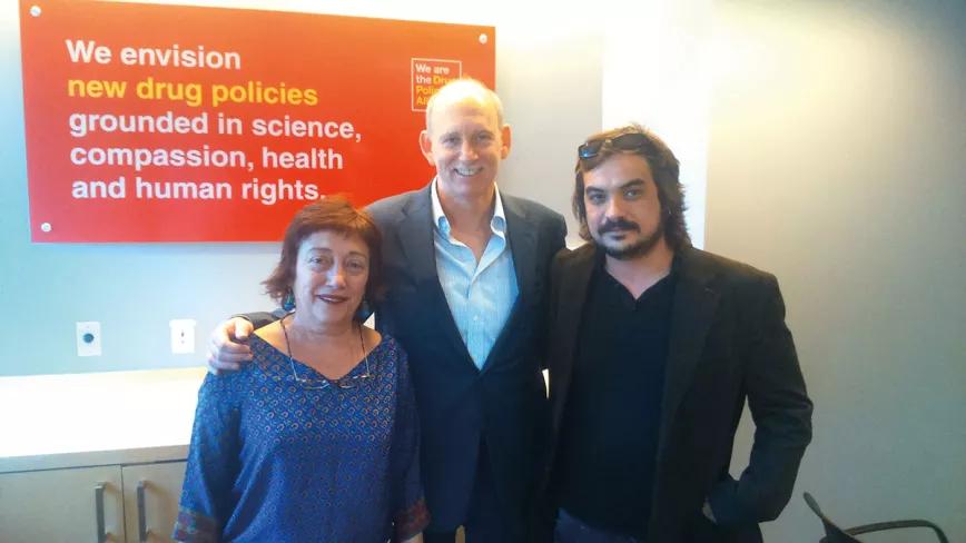 Con Toni LLort en Nueva York, en la sede de la Drug Policy Alliance, posando con su director Ethan Nadelmann (2016).