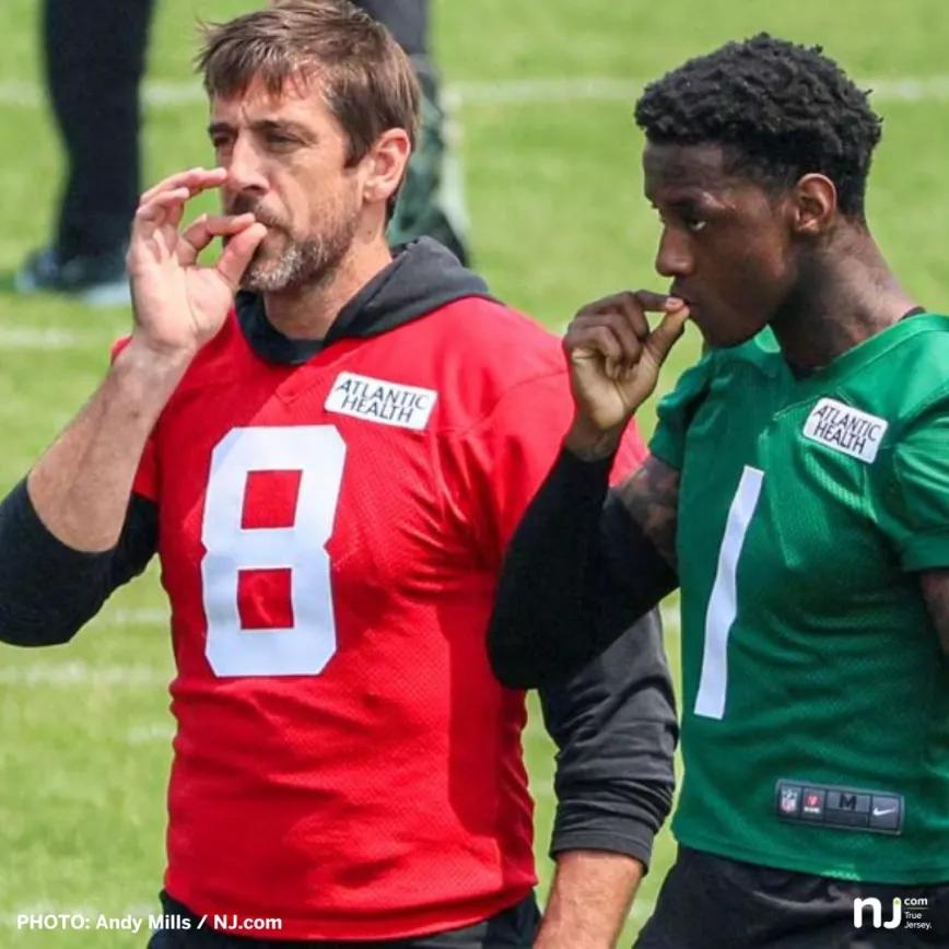 Aaron Rodgers y Sauce Gardner