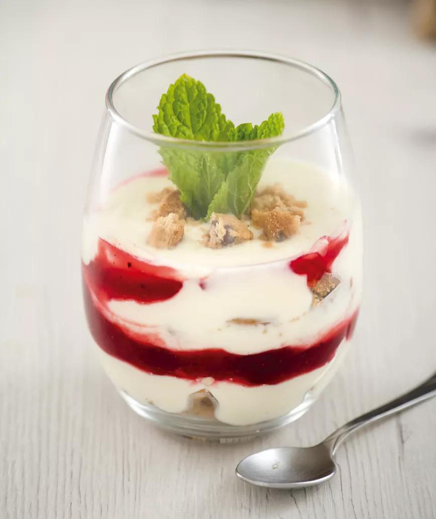 Crema de yogur y chocolate blanco con chutney de ciruelas rojas y Girl Scout Cookies