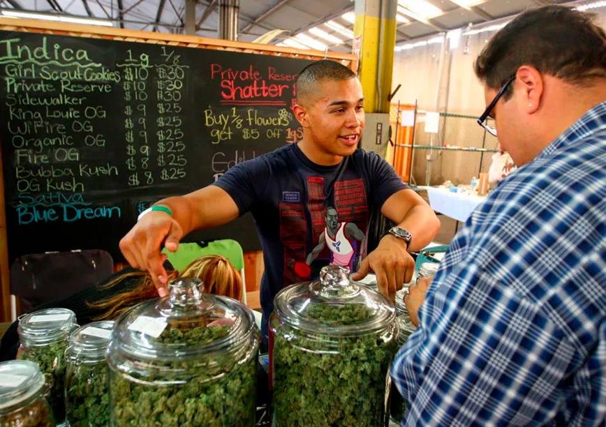 Nueva York aprueba los mercadillos de cannabis y duplica las licencias de dispensarios