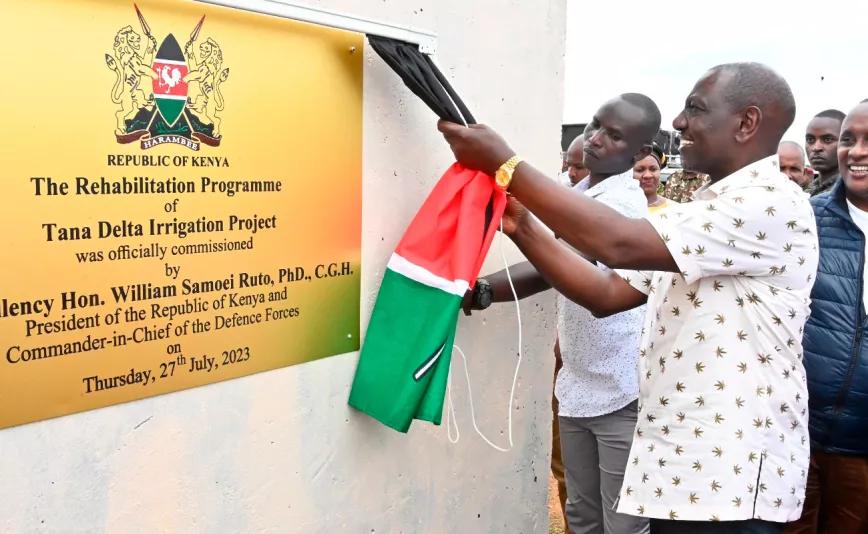 Fotografían al presidente de Kenia luciendo una camisa con hojas de marihuana