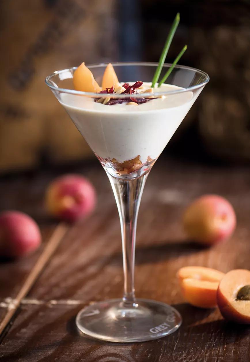 Mazamorra cordobesa de anacardos con cecina y albaricoques 